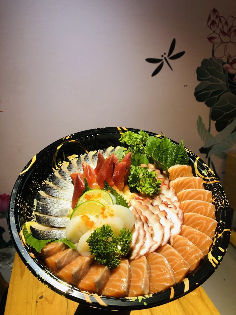 Các miếng cá được cắt lát đặt trên tô của nhà hàng Buffet sushi 81