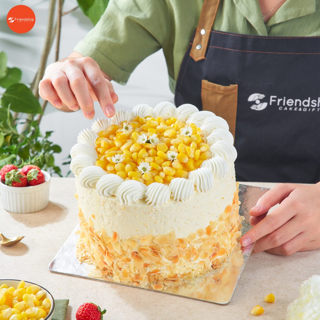 chiếc bánh kem bắp được trưng bày của Friendship Cake & Gift