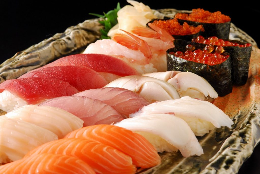 các món sushi được chế biến và đặt trên rổ của nhà hàng amaterrace