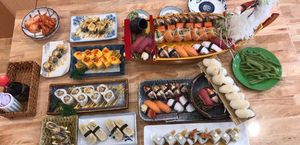 Các món ăn được trưng bày trên bàn tại nhà hàng Sushi Hakura