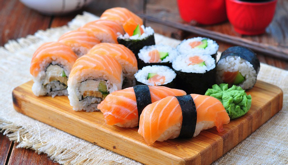 những miếng sushi cá hồi được đặt trên khay của nhà hàng Sushi-Iko