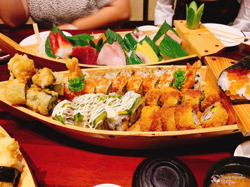 combo chiếc thuyền các món ăn sushi tại Thắm sushi ( địa điểm ăn sushi) 