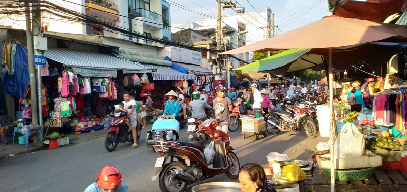 Chợ đồ si Suối Tiên