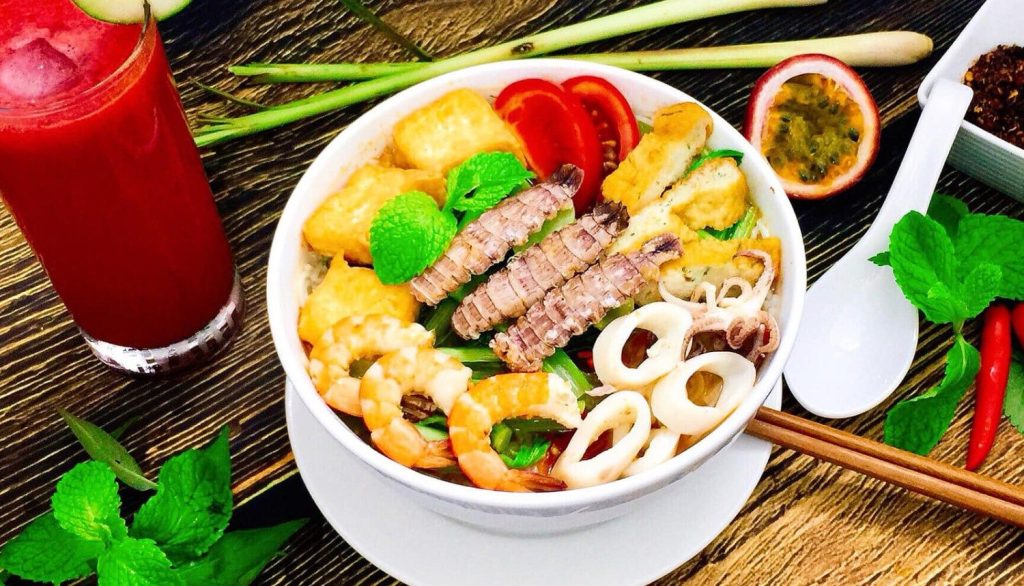 Bún hải sản hoa quả Tun Tun