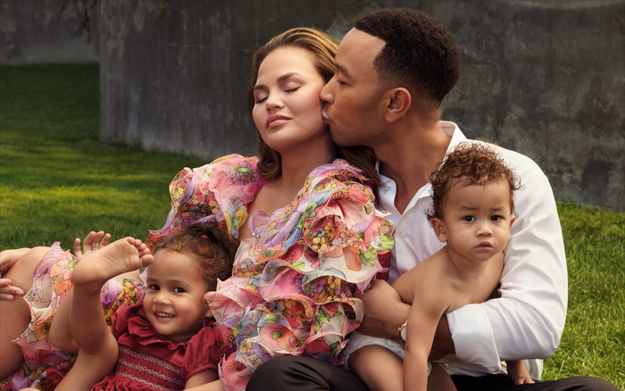 Chrissy Teigen cùng chồng và các con