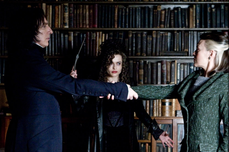 Hoàng tử lai Snape bị Bellatrix và Lestrange ép phải tuyên thệ câu thần chú